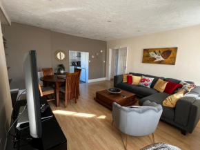 Stay in Yeovil Town Centre, Large 2 BD Apt With Parking, Sleeps 4
